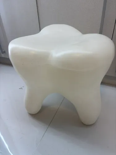 Banco em formato de dente