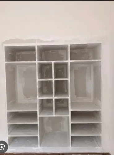 Trabalho com forros e divisórias em  gesso é Drywall 