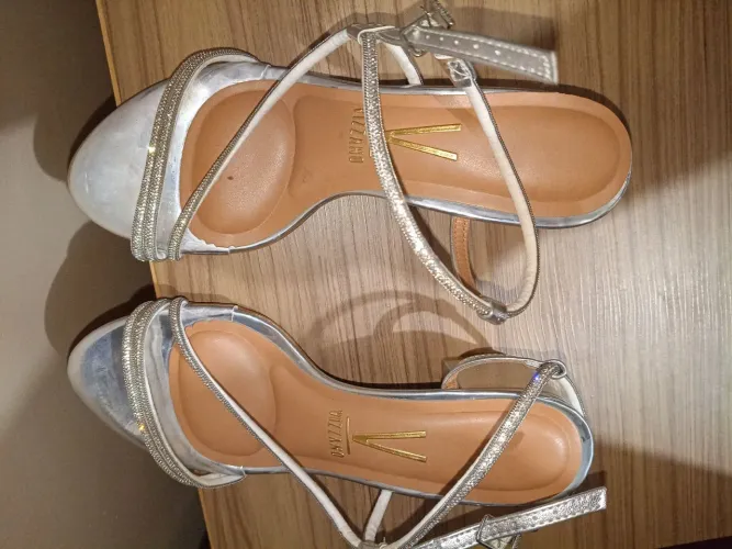 Kit para festas, sandália número 37 um colar,uma pulseira e par de brincos