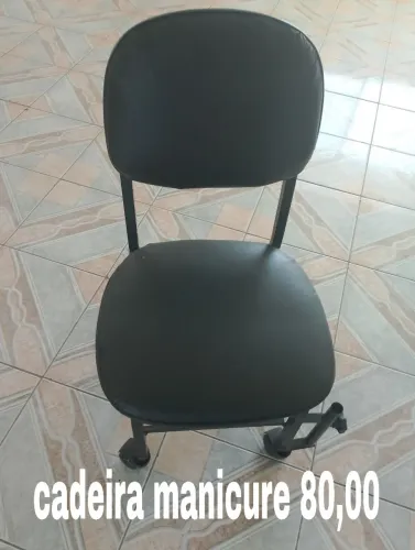 Mesa de manicure com armário e cadeira