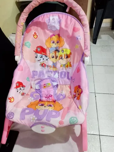 Cadeirinha vibra e toca