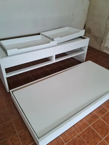 Cama de solteiro com cama auxiliar