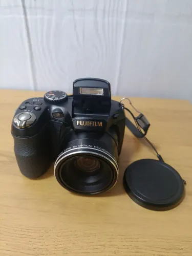 Câmera digital Fujifilm FinePix S2950 preta com zoom óptico de 18x em ótimo estado.