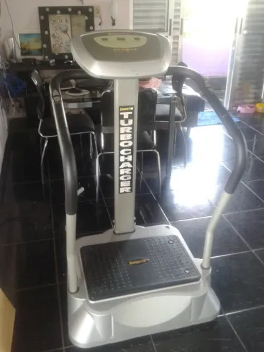 Plataforma vibratória usada - placa com defeito, motor funcionando perfeitamente