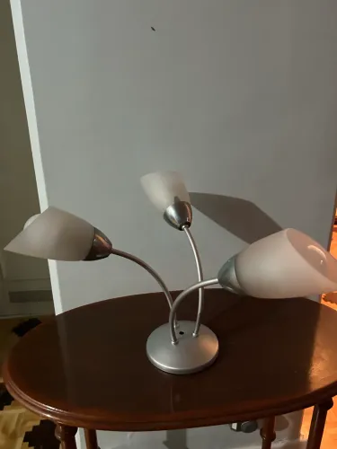 Lustre cromado de teto com três focos.