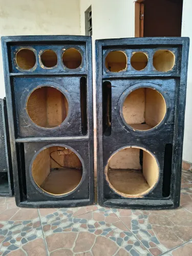 Vendo duas caixas gabinetes,cada caixa para 1 de 12, e 1 de 15 e 2 cornetas e um twitter