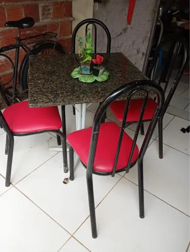 Vende se mesa com cadeiras