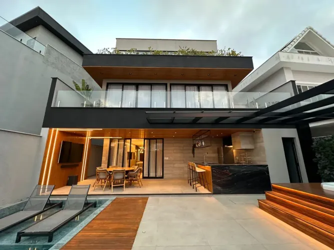 Excelente casa triplex com 3 suítes e 330m2 no melhor condomínio do Recreio dos Bandeirant