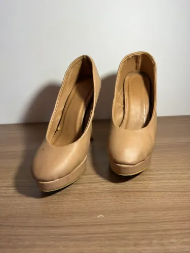 Sapato feminino meia pata e salto fino