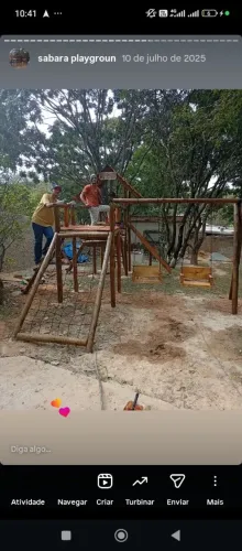Parquinho playground de madeira com escorregador, escalada e ponte