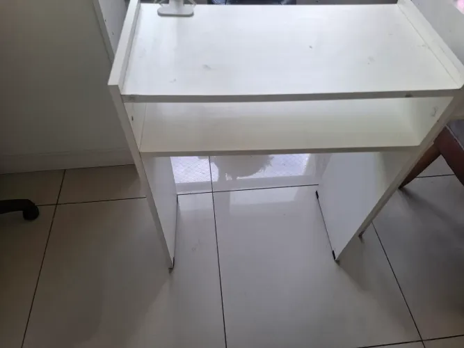 Mesa de manicure + luminária