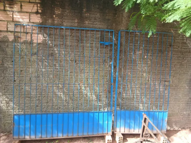 Vendo portão com 2 lados, valor $1.000,00 enteressados entrar contato *