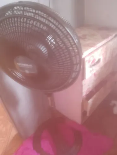 Ventilador de pé funcionando perfeitamente