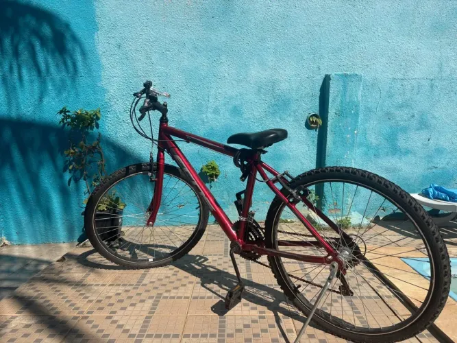 Vendo bicicleta semi nova 18 marchas aro 26