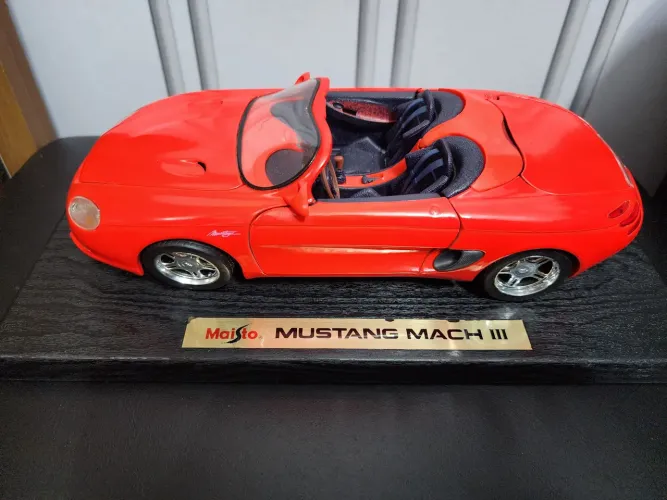 Miniatura Mustang Mach 3 Maisto 1/18