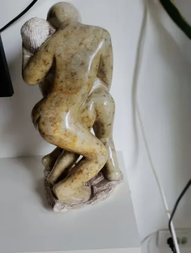 Escultura humana em pedra