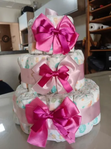 Bolo de fraldas. Decoração chá de bebê 