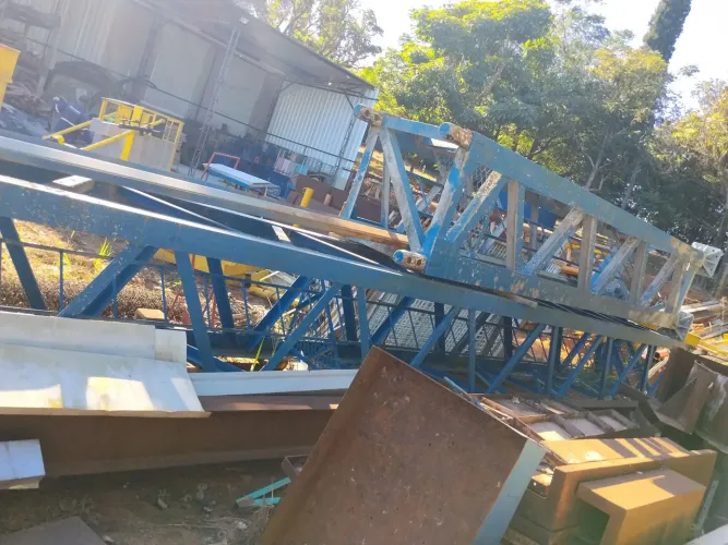 Grua de estrutura metálica  40 mt