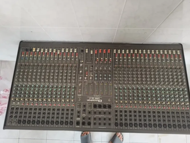 Mesa de som+caixa