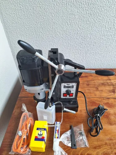 Furadeira base magnetica 