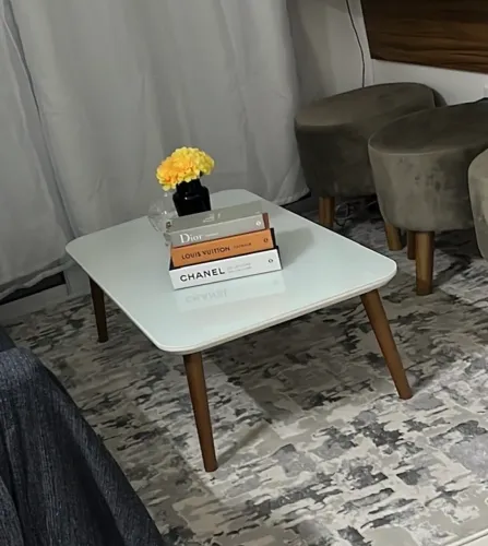Mesa de cento, tampo de vidro branco