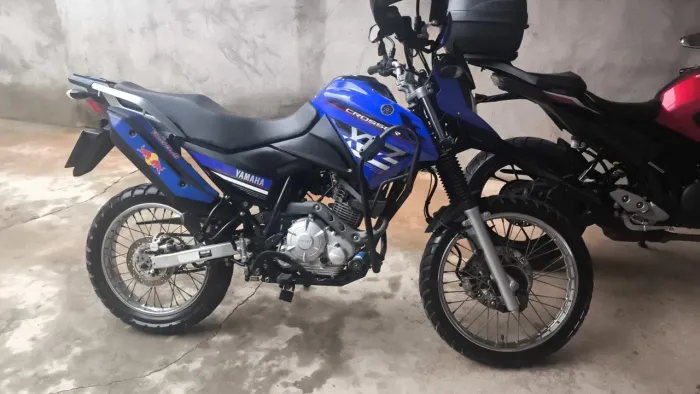 Moto conservada e em dias! No ponto de passar pro próximo dono.