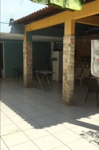 Casa a venda tem 250 metros quadrados com 3 quartos