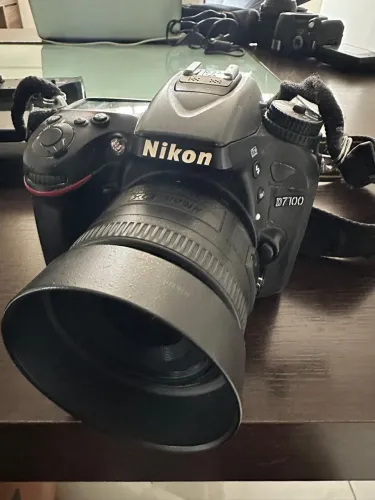 Câmera Nikon 7100 , acompanha flash e grip