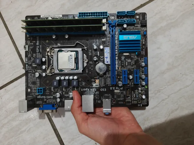 Completo: Placa-mãe 1155 com 4 GB de RAM e um processador Pentium G2030