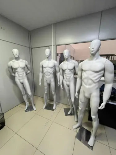 7 Manequins de Fibra Modernos Cinza - 4 Masculinos + 3 Femininos (R$ 590 cada)