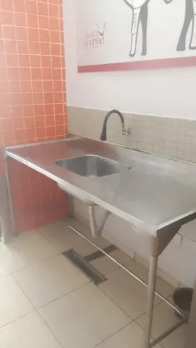 mesa/pia industrial de aço inox com uma cuba, usada e em bom estado 180x60.