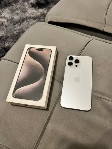 iPhone 15 pro Max branco