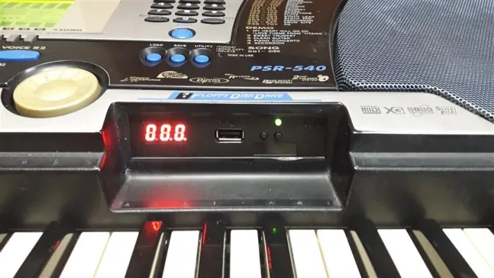 Teclado Yamaha 540 USB pega pen drive