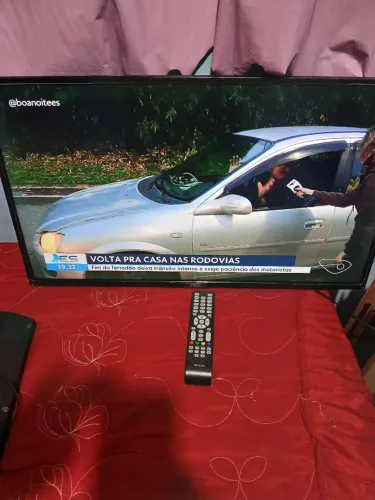 Vendo duas Tvs 32 e 43 polegadas, 700 e 800 reias 