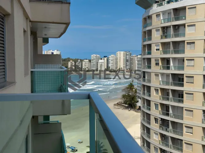 Apartamento com varanda e vista mar na quadra mar da Praia das Pitangueiras, Guaruja