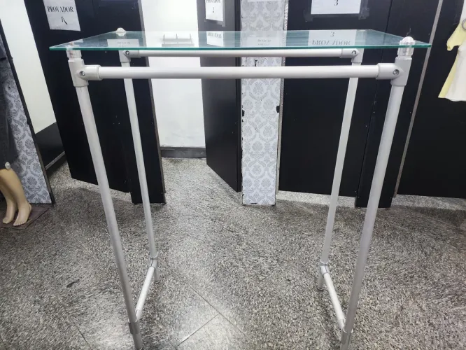 Arara de roupas com prateleira de vidro