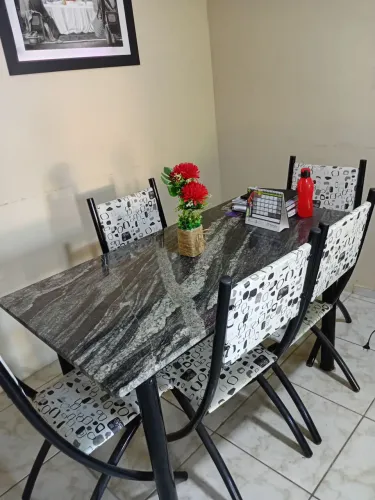 Mesa tampo mármore preto 6 cadeiras