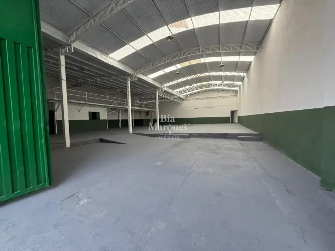 GALPÃO COMERCIAL PARA LOCAÇÃO 880 m² DE ÁREA TOTAL