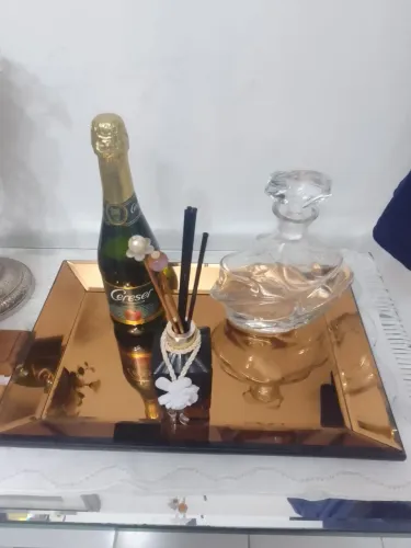 Vendo bandeja de vidro ,espelhada ,na cor âmbar.Super luxuosa