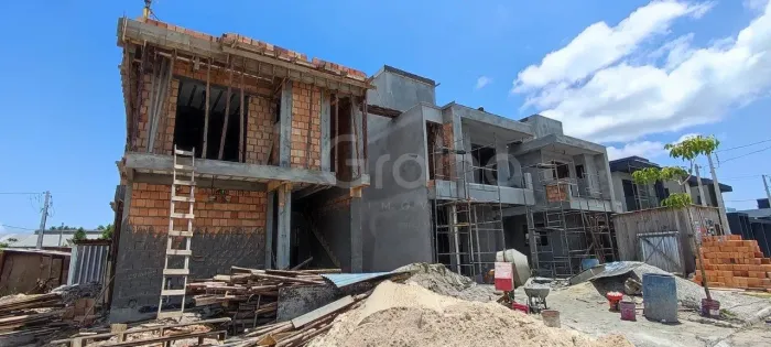 Casa residencial com 3 dormitorios sendo 1 suite com 129,81m² privativos, em
