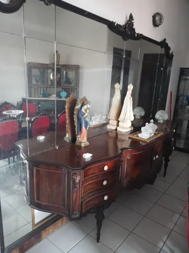Móvel antigo, aparador com espelho.