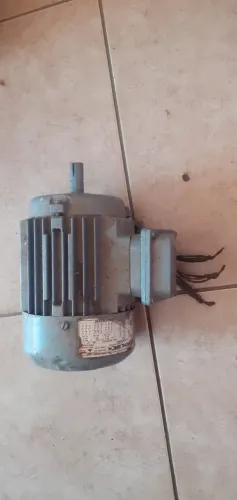 Motor de 2cv, trifasico, 3460 rpm, marca Kohlbach, usado