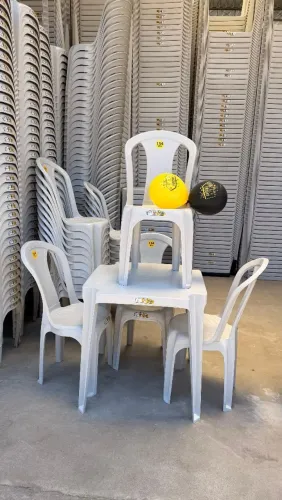 Vendo jogos de mesa de plástico novos