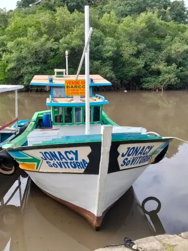 Vendo um barco de madeira o nome dele e jonacy só vitoria 