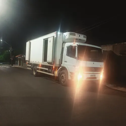 Caminhão toco eplemento baú câmara fria