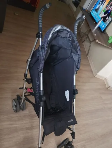 Carrinho de bebê usado em bom estado estilo guarda chuva 