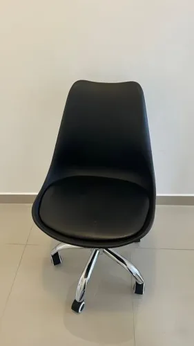 Cadeira giratória preta com rodinhas, assento estofado, base cromada