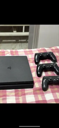 Playstation 4 / PS4