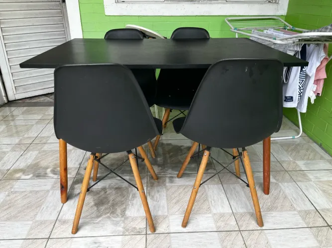 Mesa preta e 4 cadeiras