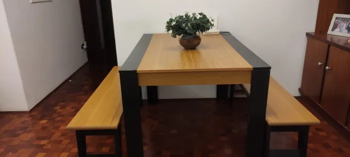 Vendo mesa com bancos 